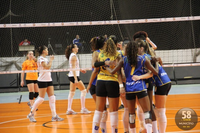 As atuais campeãs catarinenses, venceram o time de Brusque por 3 sets a 0