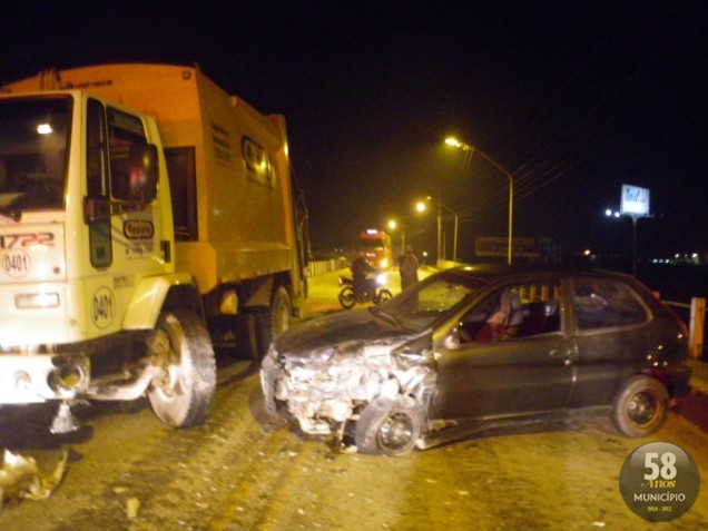 Por causa da batida o condutor do carro teve ferimentos e precisou ser levado para o Hospital Azambuja