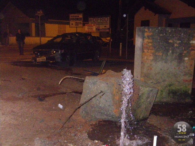 Valdeci Guth, 32 anos, perdeu a direção do veículo e atingiu uma placa de sinalização e rompeu um registro de água