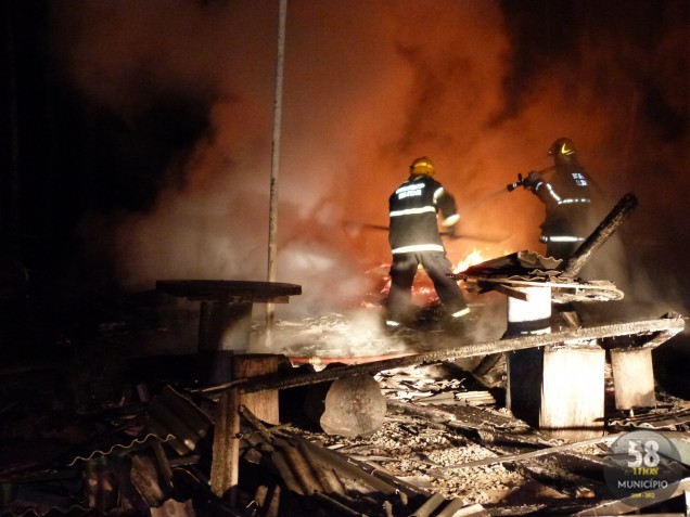 Casa onde funcionava boate é destruída pelo fogo em Guabiruba