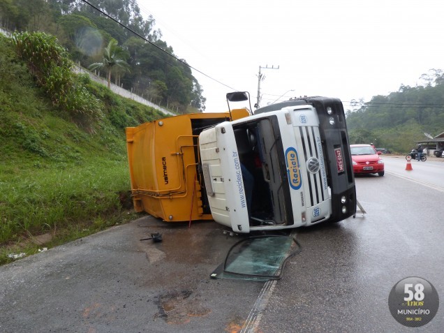 Caminhão tomba na rodovia Ivo Silveira