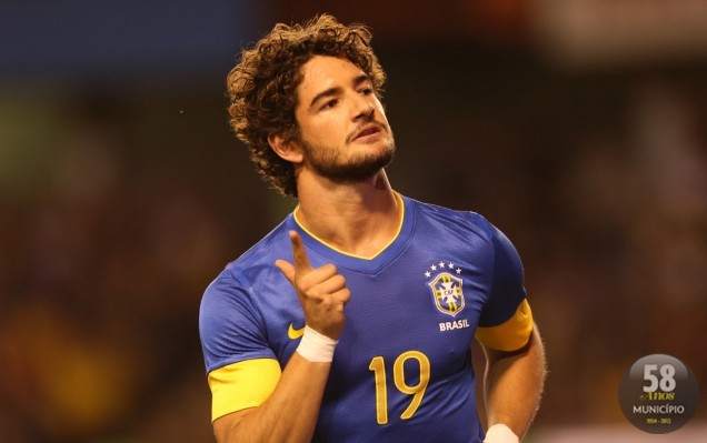 Pato entrou no segundo tempo e fez dois gols para o Brasil, fechando o jogo em 3x0