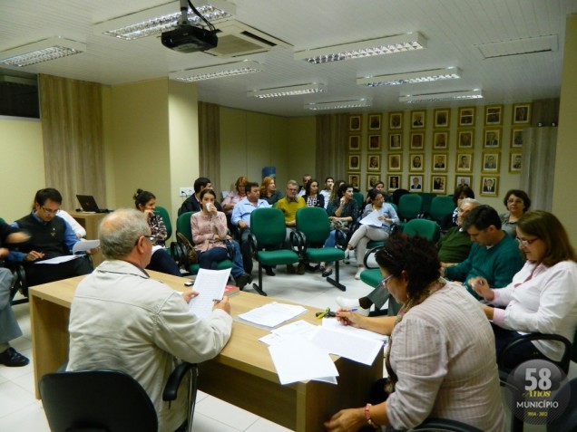 Representantes do Comusa discutindo assuntos em pauta