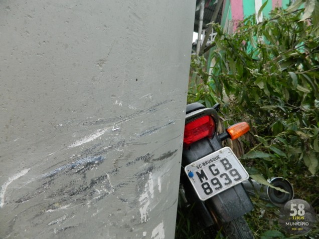 Após a colisão com o poste, ocupantes da moto foram encaminhados ao Hospital Azambuja com ferimentos leves