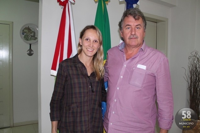Ana Karina, recém-formada pela Academia de Polícia, e o prefeito, Orides Kormann
