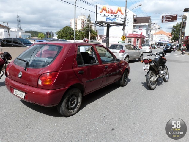 Carro e moto colidem na rua Felipe Schmidt
