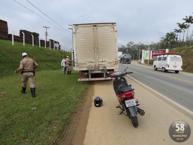 Acidente entre moto e caminhão deixa um ferido