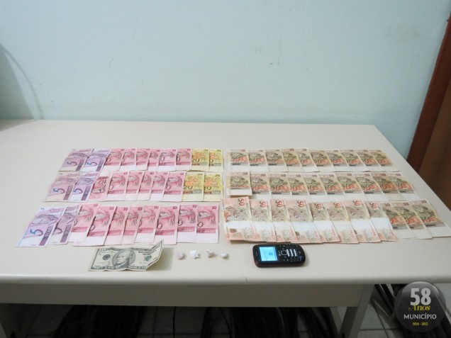 Drogas, dinheiro e celular são apreendidos