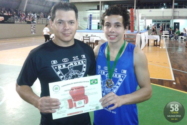 O técnico Michel Artmann e o pugilista Darlan Souza, na etapa do Estadual