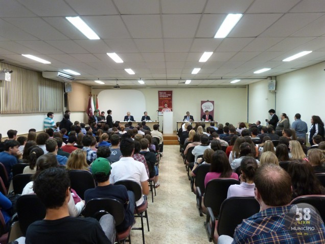Primeiro debate entre os candidatos a prefeito de Brusque lotou o auditório da Faculdade São Luiz