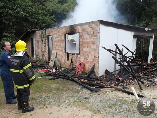 Briga de casal termina em incêndio no bairro Ponta Russa