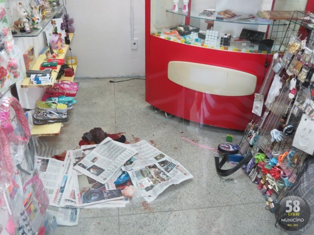 Loja da proprietária Dionicia Ortiz ficou com marcas de sangue pelo chão 