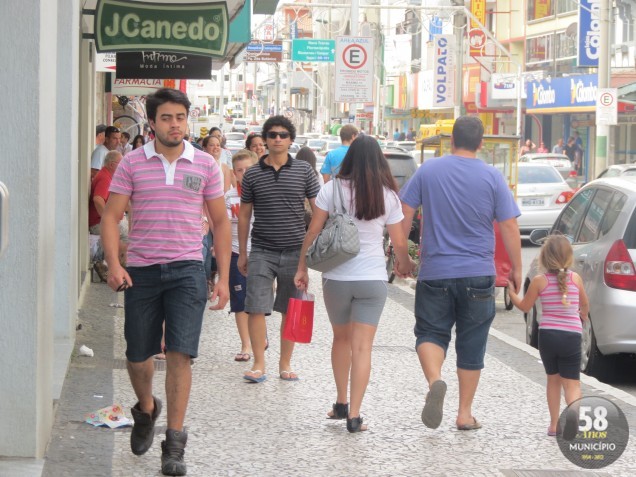 Consumidores aproveitaram o dia de sol para fazerem compras no Sábado Fácil