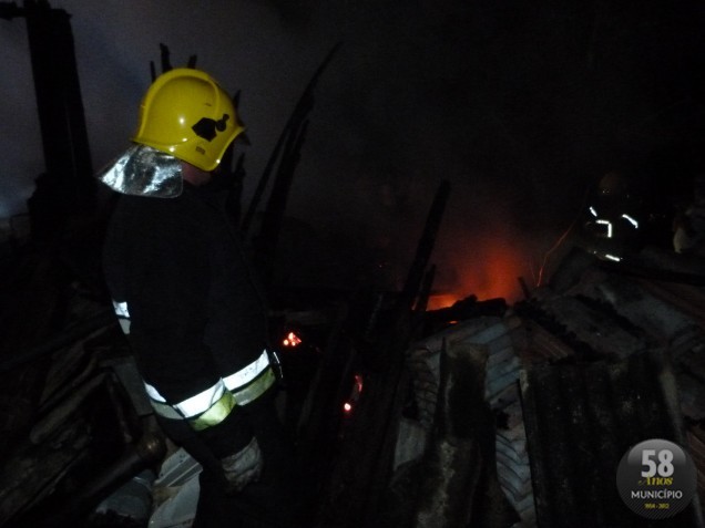 Incêndio destrói casa no Primeiro de Maio
