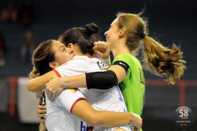 Time bateu, na final, as donas da casa por 3x0 e levaram a troféu
