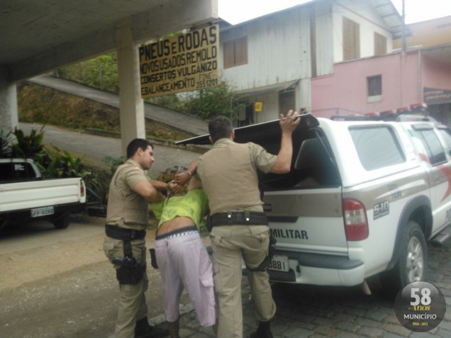 PM detém homens que ameaçavam policiais na rua Azambuja