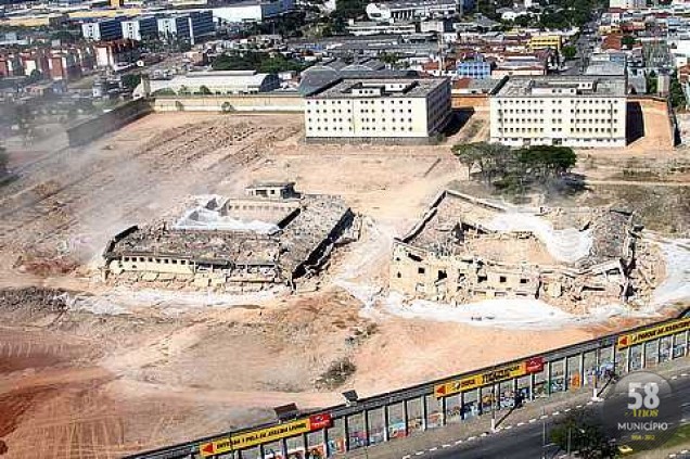  Após a remoção do entulho, nos 90 mil metros quadrados abertos serão construídos um teatro, um centro de convenções e jardins