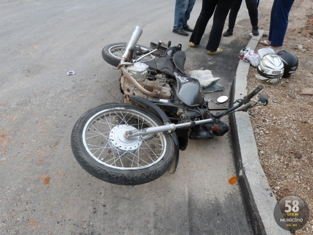 A motocicleta onde estavam Alesson de Oliveira, 23 anos, e Priscila Amaral, 22 anos, ficou destruída. Priscila não resistiu aos ferimentos e faleceu no Hospital Azambuja