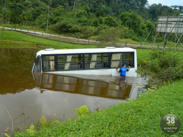 Micro-ônibus cai em açude na rodovia Ivo Silveira