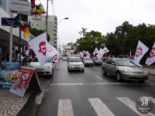 Candidatos que lideram a corrida eleitoral fazem campanha na manhã de sábado, 6 de outubro