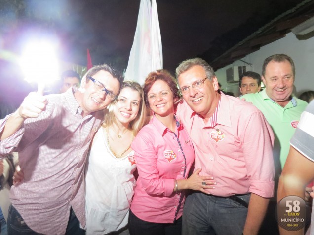 Paulo Eccel e Farinha, com esposas, comemoram a vitória na eleição de Brusque