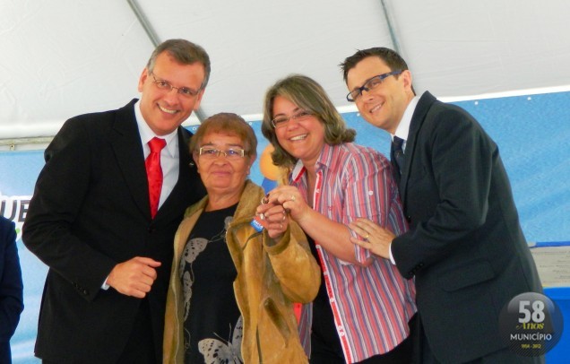 O prefeito Paulo Eccel, a secretária de Assistência Social e Habitação, Patrícia Freita e o vice-prefeito, Evandro de Farias (Farinha) fizeram a entrega das chaves