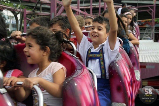 Durante toda a tarde as crianças puderam curtir os brinquedos do parque de diversões na Fenarreco