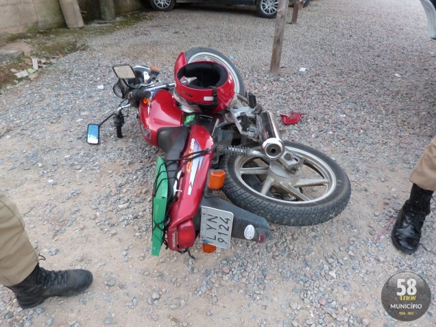 Homem ficou ferido em colisão entre carro e moto no bairro Santa Terezinha