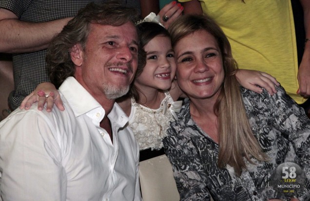 Marcello Novaes e Adriana Esteves se reuniram ao elenco de Avenida Brasil para celebrar o último capítulo da novela