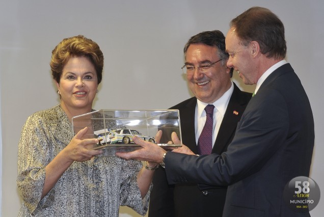 Dilma Rousseff, o governador de Santa Catarina, Raimundo Colombo, e Ian Robertson, vice-presidente e membro do Conselho de Administração da BMW AG, Vendas e Marketing, durante encontro no Palácio do 