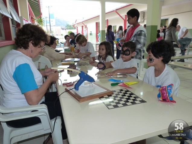 Dia de festa e cidadania com o pé no Bairro na EEB Francisco de Araújo Brusque