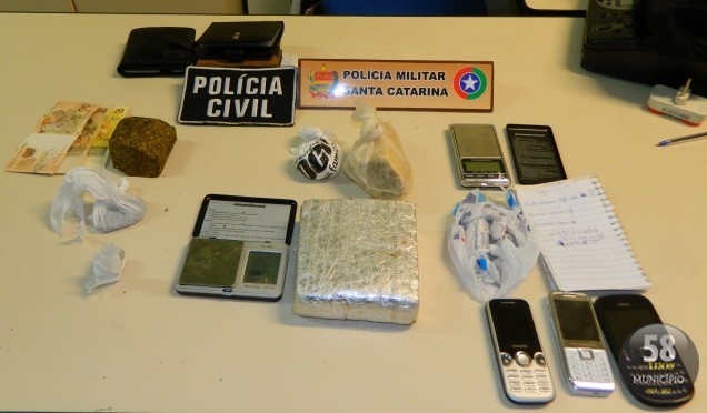 Drogas, celulares, dinheiro e mini-balanças foram apreendidas