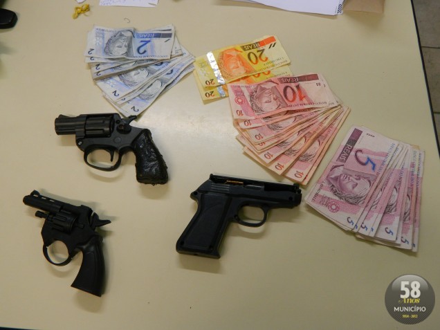 As armas de brinquedo utilizadas no assalto e o dinheiro roubado foram apreendidos
