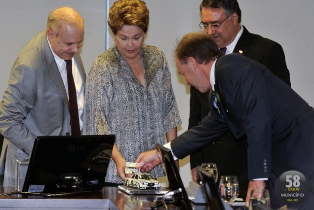 O ministro da Fazenda, Guido Mantega, a presidente Dilma Rousseff, o governador de Santa Catarina, Raimundo Colombo, e Ian Robertson, vice-presidente e membro do Conselho de Administração da BMW AG, 