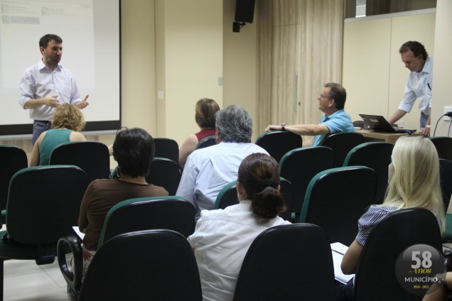 Os representantes dos municípios discutiram como tratar os resíduos sólidos de forma adequada em aterros, eliminando os lixões