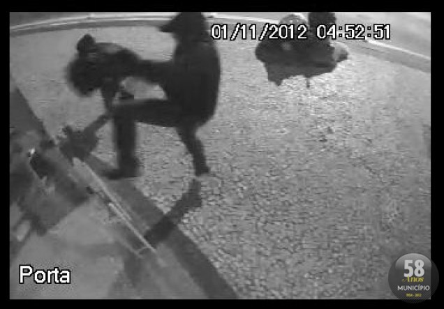 Dois homens tentam arrombar loja no Centro de Brusque