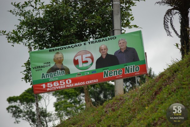 Em Botuverá, placas de candidatos até  um dia antes do prazo final, estavam dispostas