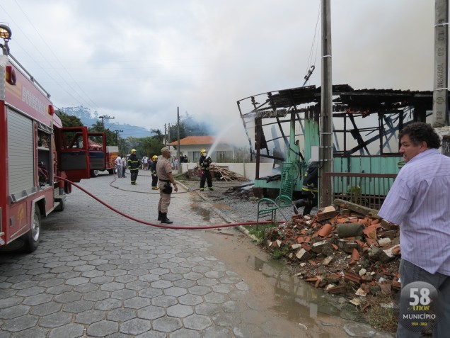 Bombeiros conseguiram controlar o fogo rapidamente