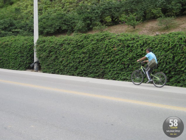 Ciclistas utilizam o acostamento como pista, mas reivindicam a construção de ciclovias ao longo de todo o trajeto que será duplicado