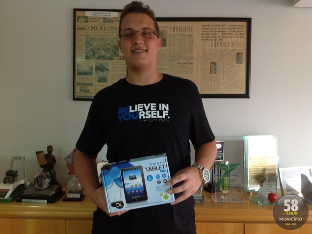 Rafael Pruner recebeu um tablet como prêmio por sua foto vencedora em outubro