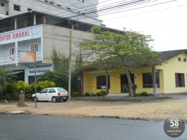 Os bandidos renderam os proprietários e colocaram armas em suas cabeças