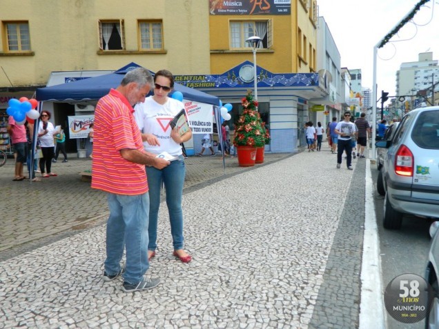 Comunidade recebeu panfletos informativos dos membros do Fórum