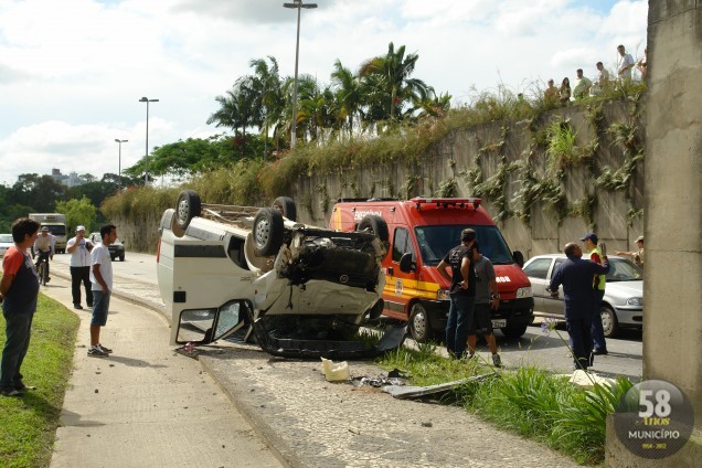 Caminhonete caiu da ponte Mário Olinger (ponte dos bombeiros) no Centro