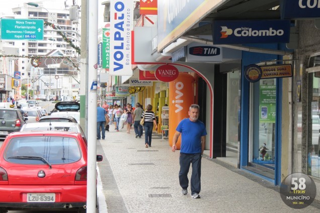 Comércio de Brusque se prepara para o Natal e a injeção de renda com o 13º salário