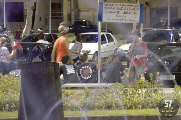 Além de lixo e músicas em alto volume, adolescentes consumindo bebidas alcoólicas e cigarro também são encontrados no local