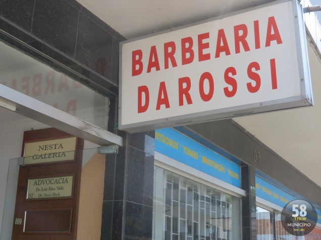 O crime aconteceu por volta das 14h, na barbearia Darossi, localizada na rua Adriano Schaefer, no Centro de Brusque