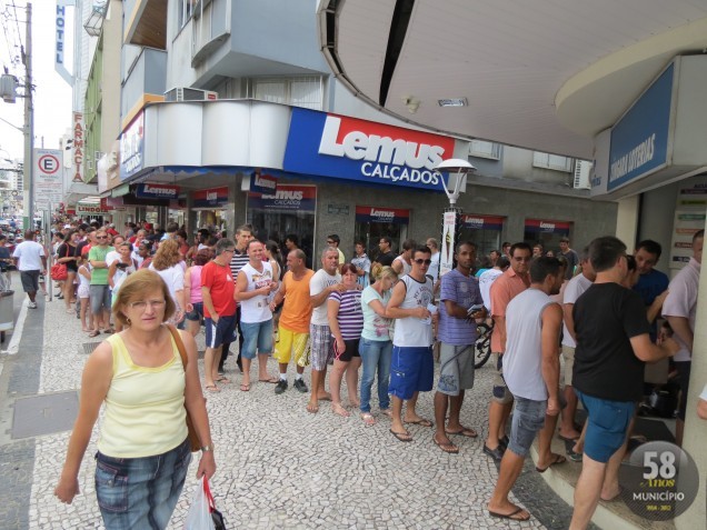 Apostadores esperaram mais de uma hora para tentar a sorte