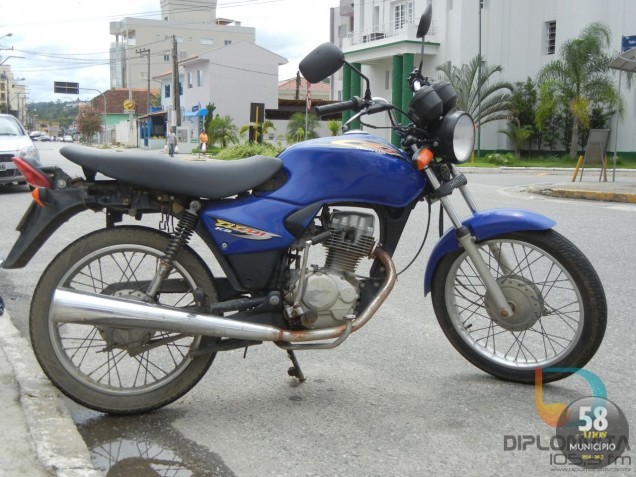 A moto possui registro de furto em 18 de dezembro de 2012, no bairro Poço Fundo, em Brusque.