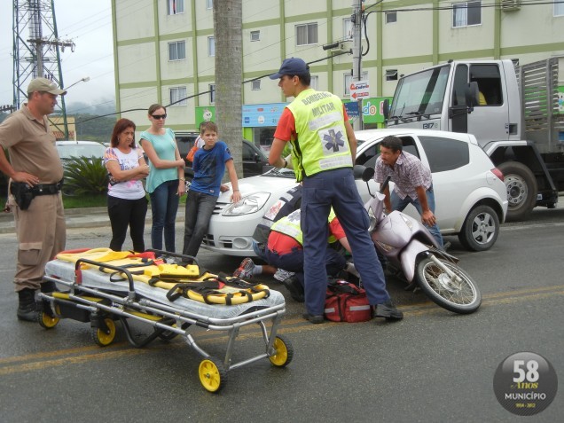 Angela Pollheim Hoffmann, de 38 anos, conduzia uma moto Honda/Biz, de cor rosa pela rodovia, quando colidiu em um Ford/Ka branco