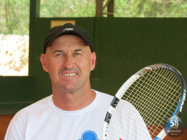 "Essa energia ficou no meu sangue. Desde pequeno fui preparado para isso, não me vejo dando aulas de lazer. Penso em formar o tenista para dar um retorno no futuro."